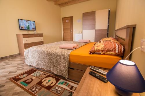 sypialnia z łóżkiem i stołem z lampką w obiekcie Nice place w Rovinj
