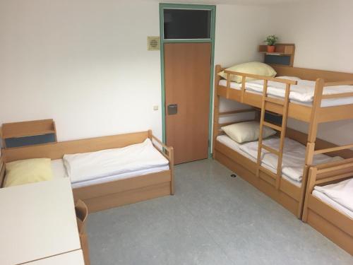 Postel nebo postele na pokoji v ubytování Hostel Obertrum