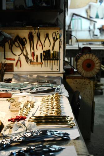 a table with many different types of tools on a wall at Atelier Inès Arts & Suites in Naples