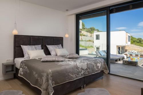 Posteľ alebo postele v izbe v ubytovaní Luxury Villa White Pearl with Pool