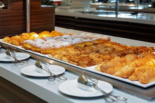 ヴルサルにあるMaistra Select Belvedere Resortのペストリーやクロワッサンが数枚並んだビュッフェライン