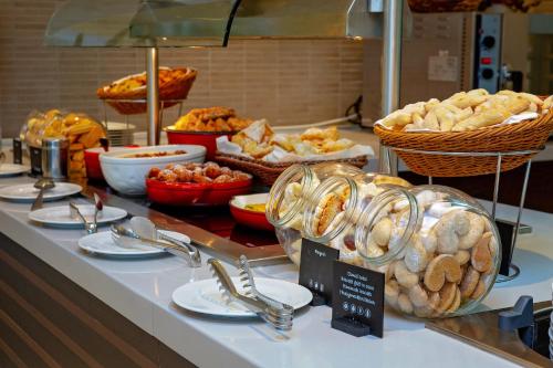 ヴルサルにあるMaistra Select Belvedere Resortのカウンターでのビュッフェ(パンなど)