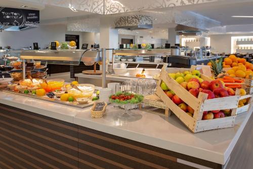 アパートメントの敷地内または近くでの食事または食べ物