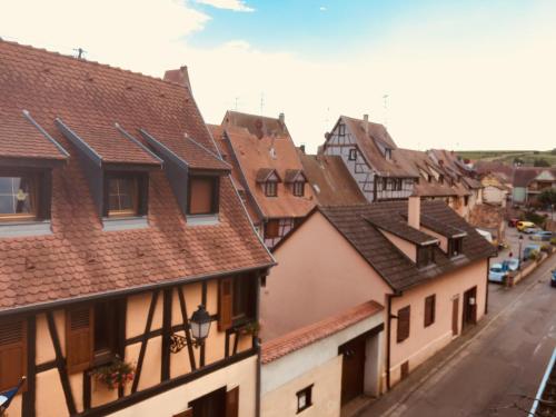 une vue sur les toits des bâtiments d'une ville dans l'établissement Hotel Colmar Vignes Eguisheim, à Eguisheim