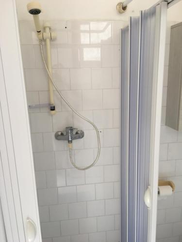 La salle de bains est pourvue d'une douche avec un pommeau de douche. dans l'établissement casa vicino mare ( sea rocks cottage), à Marina di Mancaversa