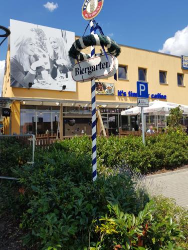 ein Straßenschild vor einem Gebäude in der Unterkunft Zum Eichenzeller in Eichenzell