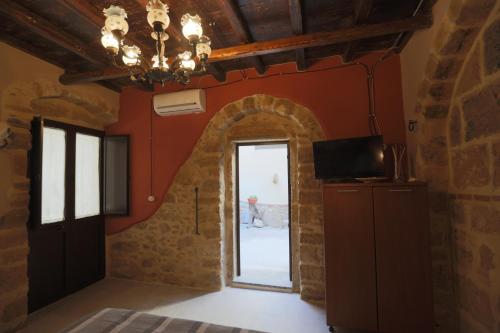 Zimmer mit einer Tür und einem Kronleuchter in der Unterkunft Il palazzetto del pescatore in Augusta
