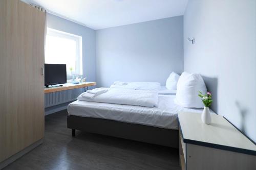 une chambre d'hôtel avec un lit et une télévision dans l'établissement Hotel Best one, à Roßdorf