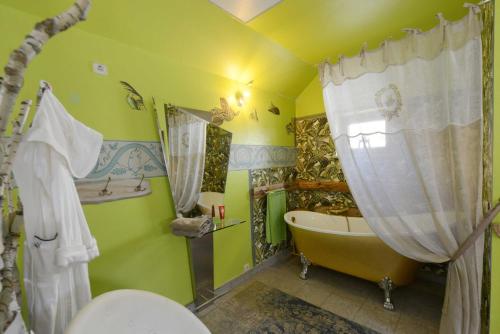 ein Badezimmer mit einer Badewanne, einem WC und einem Waschbecken in der Unterkunft Bett & Bike Romantik / FH Odin in Großräschen