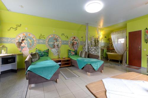 um quarto com paredes verdes e mobiliário num quarto em Bett _ Bike Romantik _ FH Odin em Großräschen