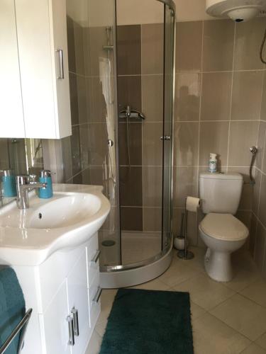 A bathroom at Csillagkert Vendégház