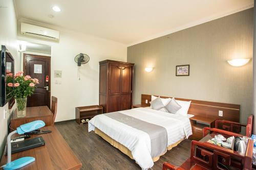 sypialnia z dużym białym łóżkiem w pokoju w obiekcie My Lan Hanoi Hotel w mieście Hanoi