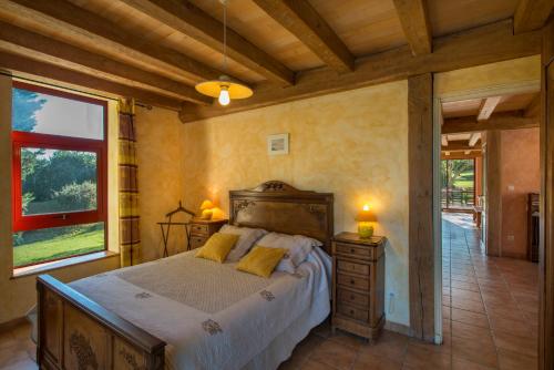 En eller flere senge i et værelse på Le Domaine De Pecany