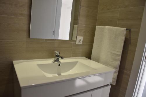 bagno con lavandino bianco e specchio di Varandas do Mosteiro a Batalha