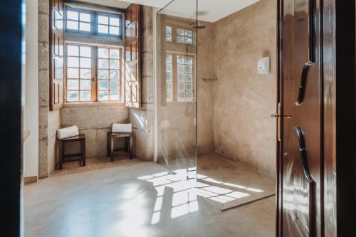 ein Bad mit einer Dusche und einer Glastür in der Unterkunft Pazo da Touza in Nigrán