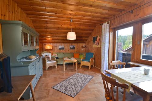 a kitchen and living room of a log cabin at Ferienwohnung Waldheimat in Bayerisch Eisenstein