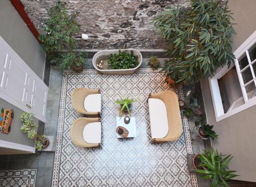 an overhead view of a table and chairs on a patio at La Casa de Vegueta in Las Palmas de Gran Canaria