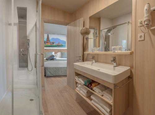 łazienka z umywalką i prysznicem w obiekcie Magic Natura Resort w mieście Benidorm