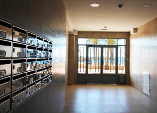 korytarz z drzwiami i ścianą z płyt w obiekcie Expoholidays - Apartamentos en primera linea w mieście Aguadulce
