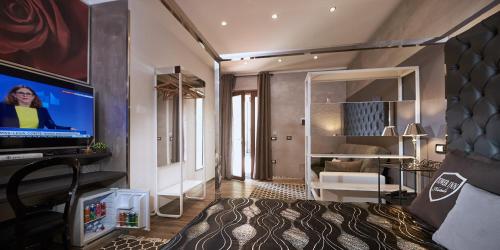 a living room with a tv and a couch at Villa Tower Inn in Pisa