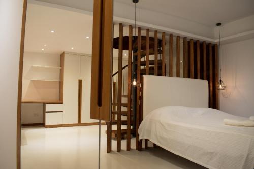 - une chambre avec un lit et un escalier en colimaçon dans l'établissement Villa 202, à Port-Louis