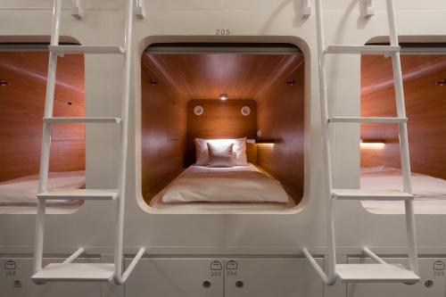 ジャカルタにあるKINI Capsuleの二段ベッド2組が備わる客室です。