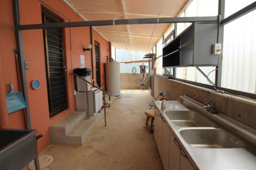 una stanza vuota con lavandino e cucina di Resort Villa The ReLa Inn a Onna