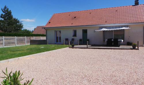 une petite maison blanche avec un toit rouge dans l'établissement Au Cap Norwoe, à Saint-Quentin-en-Tourmont