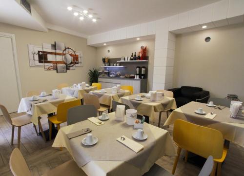 a dining room with tables and chairs and a unintention at B&B Carrabs in Battipaglia
