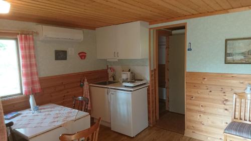 Кухня або міні-кухня у Kolbacken stugby & Camping