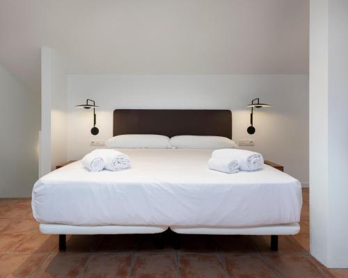 ベグールにあるAlta House Apartments 4 Ventsのベッドルーム1室(白いベッド1台、タオル2枚付)