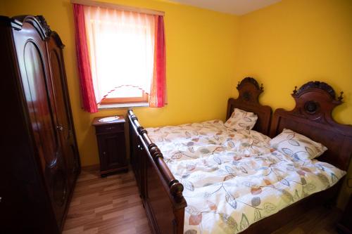 a bedroom with a bed and a window at Vineyard Cottage Pod Piramido in Dobrnič