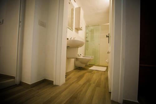 グラヴィーナ・イン・プーリアにあるLe Segreteのバスルーム(洗面台、トイレ、シャワー付)