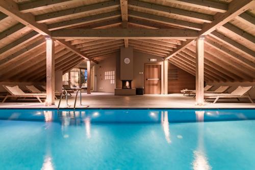 una piscina cubierta con techo de madera en Hotel Drumlerhof, en Campo Tures