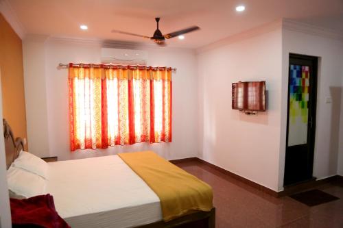 un dormitorio con una cama y una ventana en Rexon Residency, en Kattappana