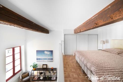 una camera bianca con un grande letto e una finestra di Awesome flat with sea view - Dodo et Tartine a Tolone