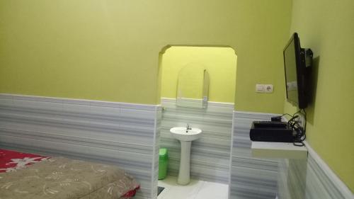 a bathroom with a sink and a sink at ZONA Homestay in Selong