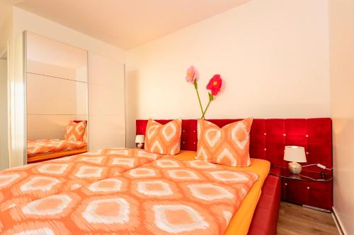 ゲーレンにあるVilla Mia Whg 4 mit Terrasse EG 1 Raum Wohnungのベッドルーム1室(ベッド1台、赤いソファ付)