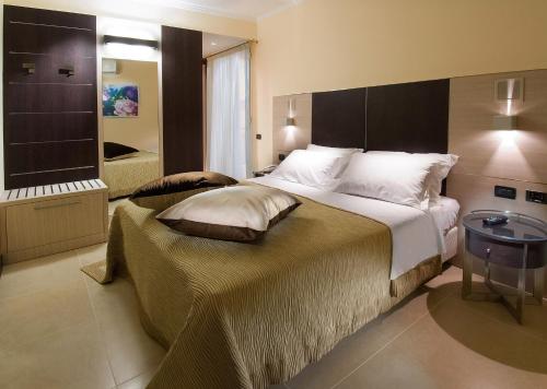 Un pat sau paturi într-o cameră la Hotel Imperial