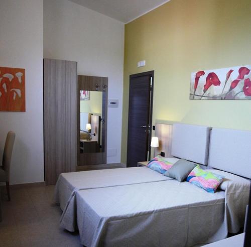una camera con un grande letto di La Maison Rouge b&b a Ginosa Marina