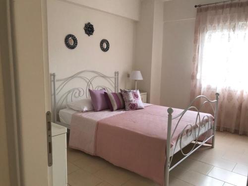 ペフコホリにあるIrina house Pefkohoriのベッドルーム1室(ピンクのシーツと枕のベッド1台付)
