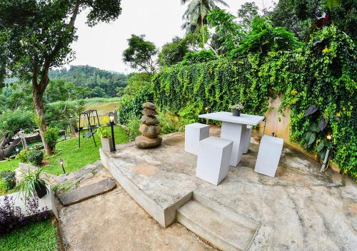 Taman di luar Thotupola Residence