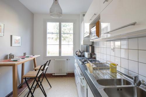 eine Küche mit einer Spüle und einer Arbeitsplatte in der Unterkunft Le Meridien by Cocoonr in Rennes