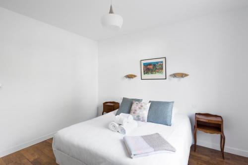 レンヌにあるLe Meridien by Cocoonrのベッドルーム(白いベッド1台、椅子付)
