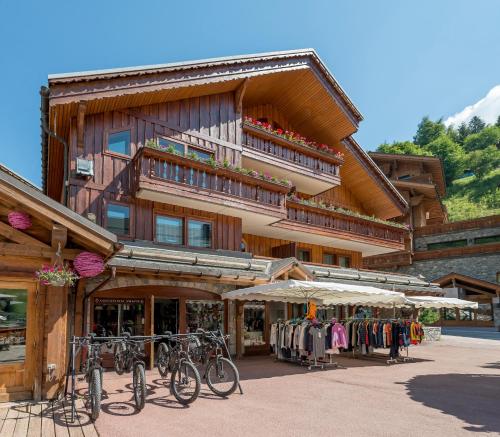 a building with bikes parked in front of it at Hotel Eterlou in Méribel