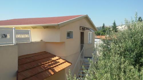 El edificio en el que está la casa vacacional