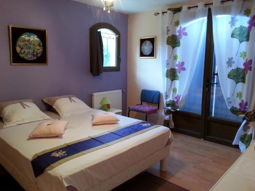 ロルグにあるChambres d'hôtes Mille et une nuits en Provenceのベッドルーム(ベッド1台、窓付)