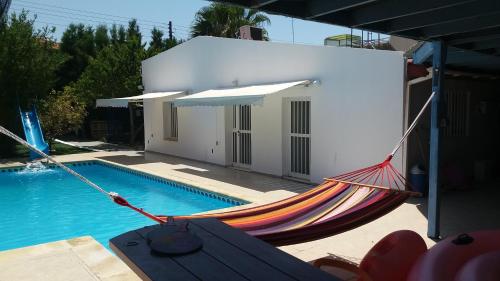 Bazén v ubytování Alekas Pool and Garden Home nebo v jeho okolí