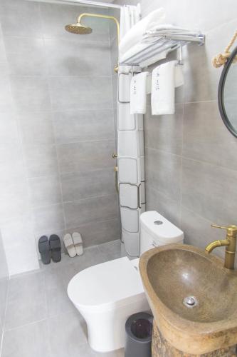 a bathroom with a sink and a toilet at Qingcheng Mountain Huakai Shiminsu in Dujiangyan