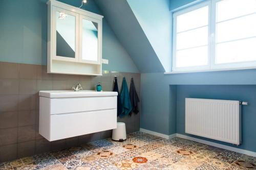 W łazience znajduje się umywalka i lustro. w obiekcie Zamkowe Wzgórze Dom nr 6 Kazimierz Dolny, Góry 3 w Kazimierzu Dolnym